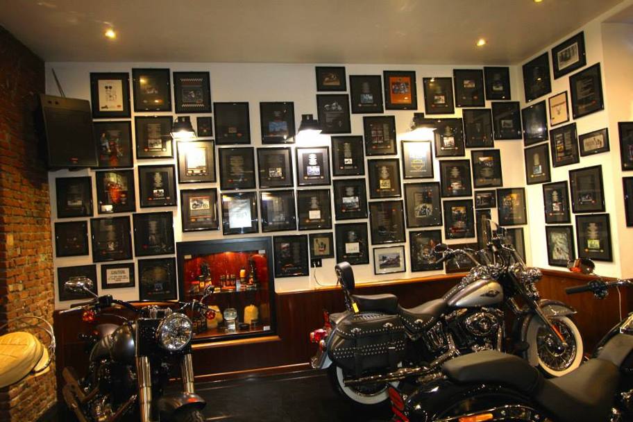 Il muro con le memorabilia di Talamo nella concessionaria Numero Uno